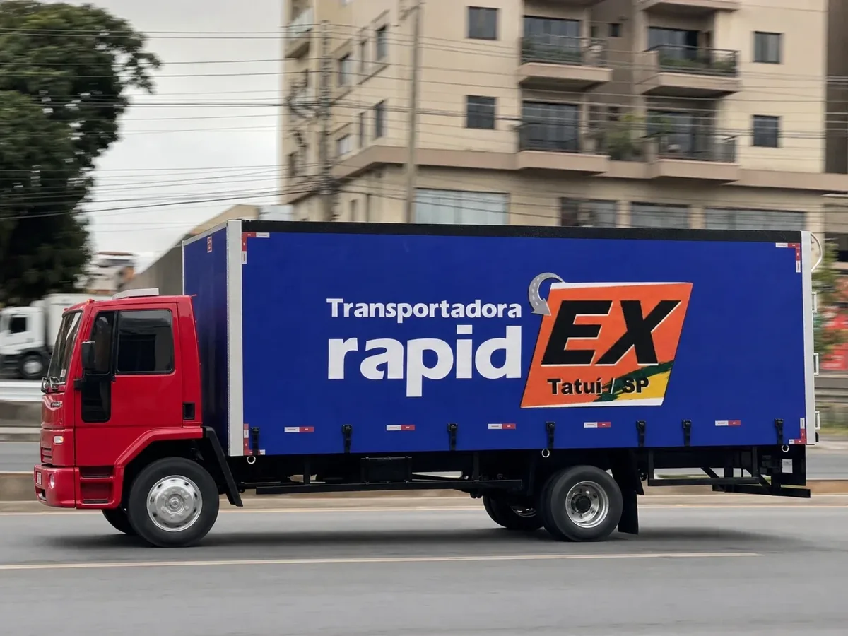 Caminhão baú azul da Transportadora Rapidex, de Tatuí – SP, em circulação